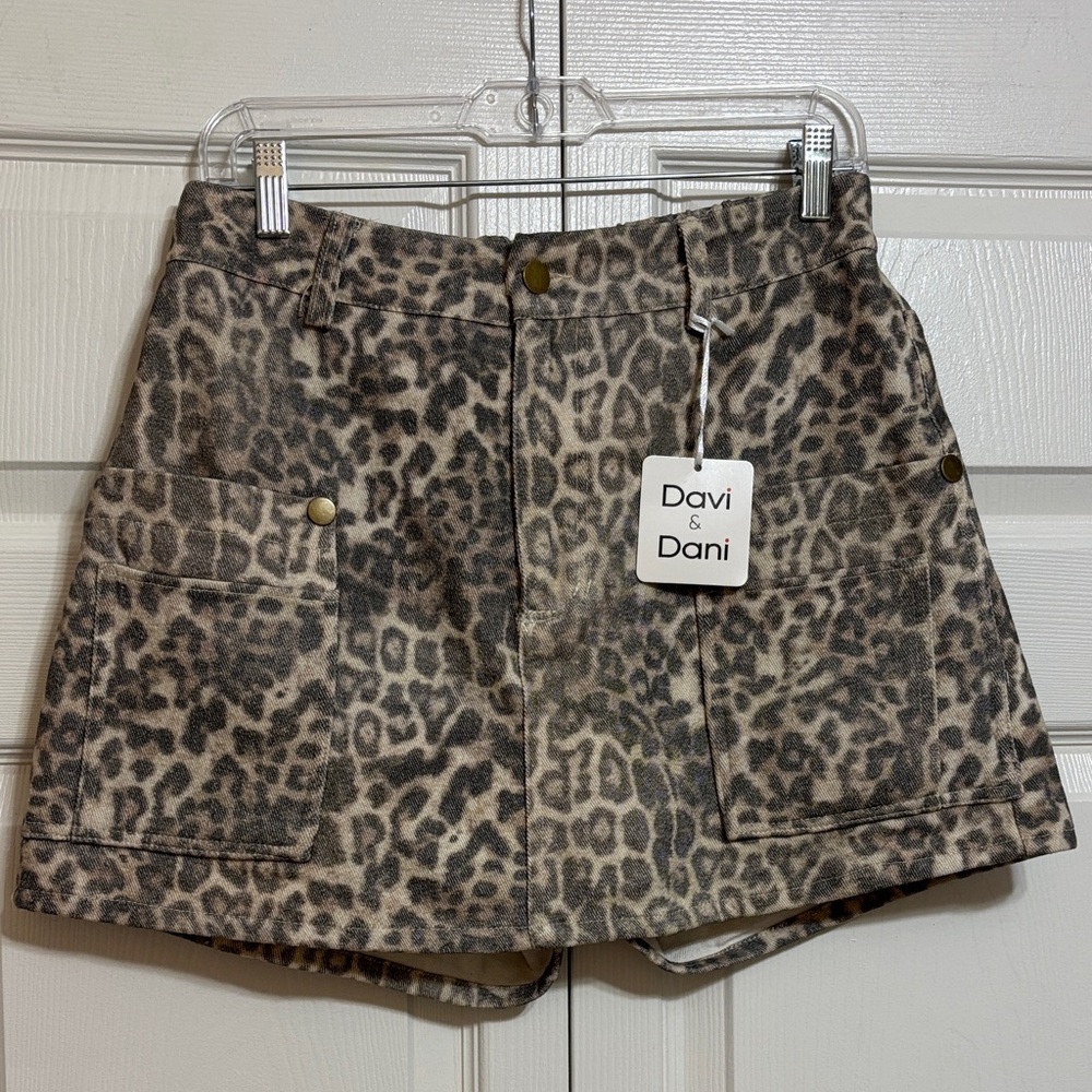 NWT DAVI & DANI Leopard Print Skort